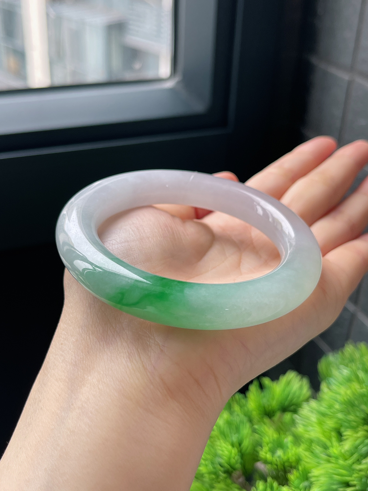 圆镯55.7圈口，翡翠冰糯种飘绿手镯