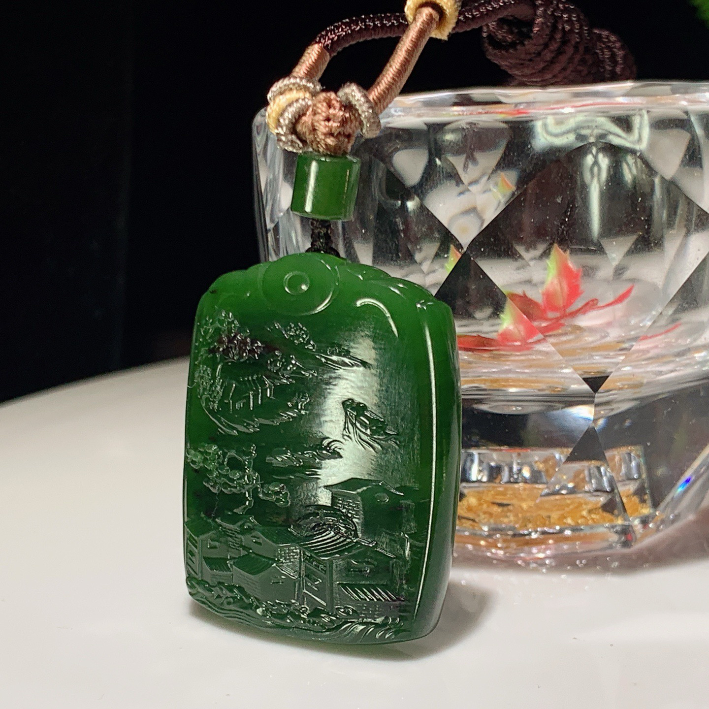 和田玉阳绿俄罗斯碧玉山水怡情挂件。尺寸37/30/7重21克。玉质细腻油润。手推出油。佩戴高端典雅。