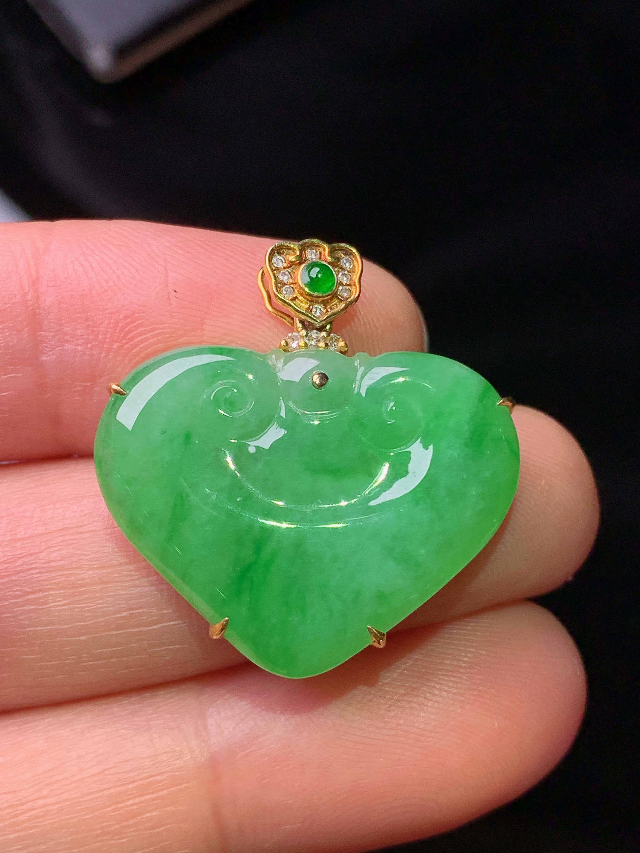18k金钻镶嵌翠绿如意吊坠 玉质细腻 色泽艳丽 整体尺寸25.7*24.6*4.5z1