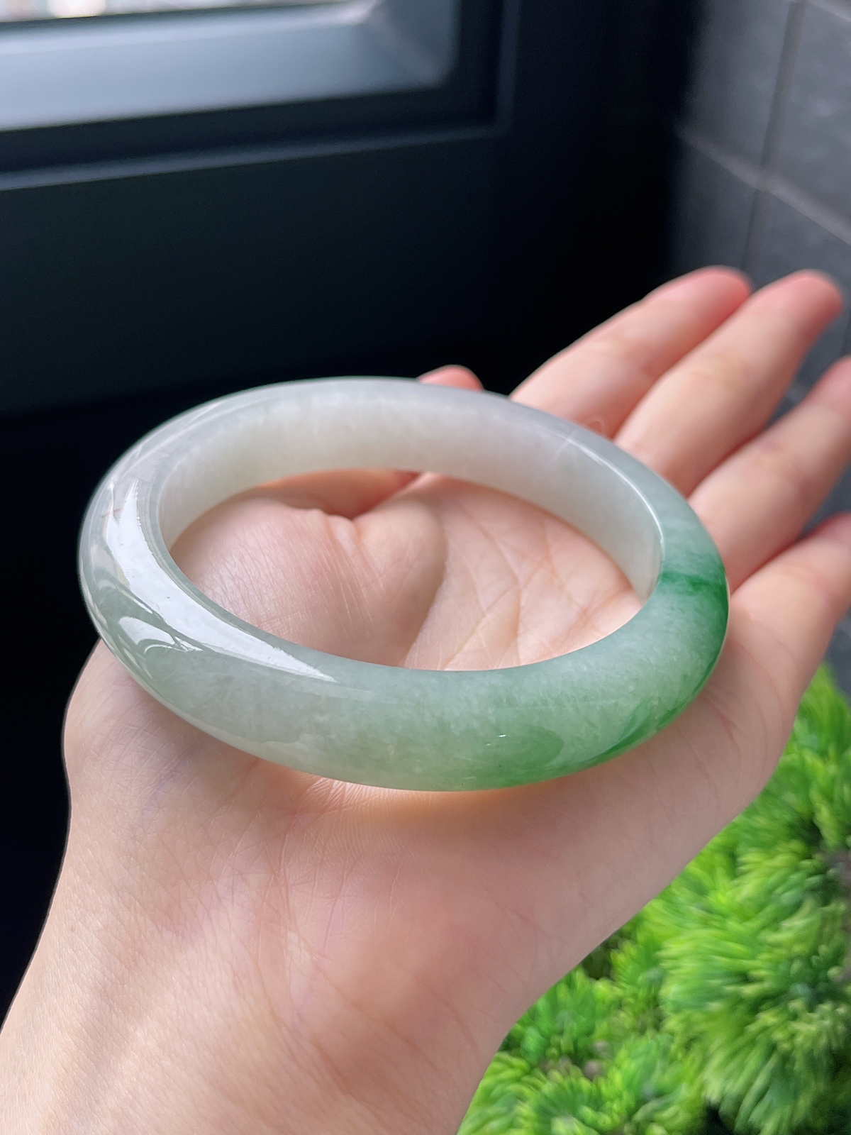 正圈60圈口，翡翠冰糯种飘绿手镯