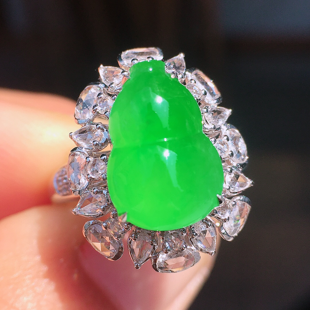 阳绿葫芦戒指，色泽均匀艳丽，玉质细腻，荧光感超
强，饱满圆润，尽显优雅气质，18k
金豪华镶嵌