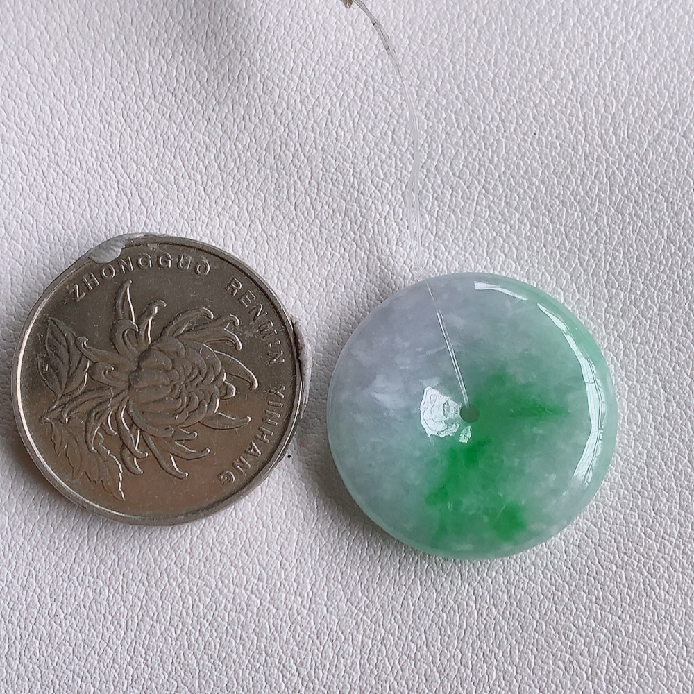 冰润飘花平安扣吊坠，厚装饱满，冰润剔透，细腻水足，种质润泽，飘花灵动，佩戴优雅大气，W49.9   尺寸：24-5.6mm