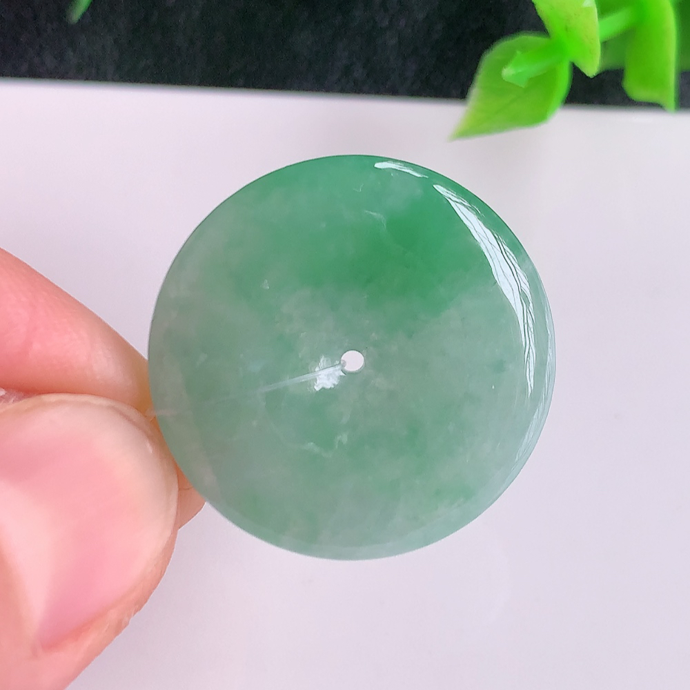 冰润飘花平安扣吊坠，厚装饱满，冰润剔透，细腻水足，种质润泽，飘花灵动，佩戴优雅大气，W49.9   尺寸：24.8-4.8mm