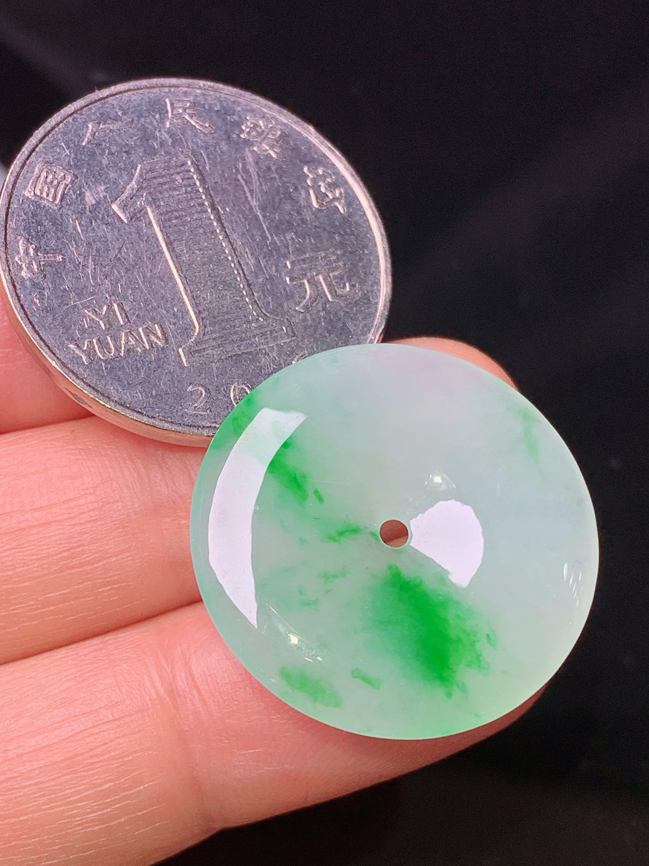 飘绿平安扣吊坠 玉质细腻 色泽艳丽 整体尺寸24*3.5c2