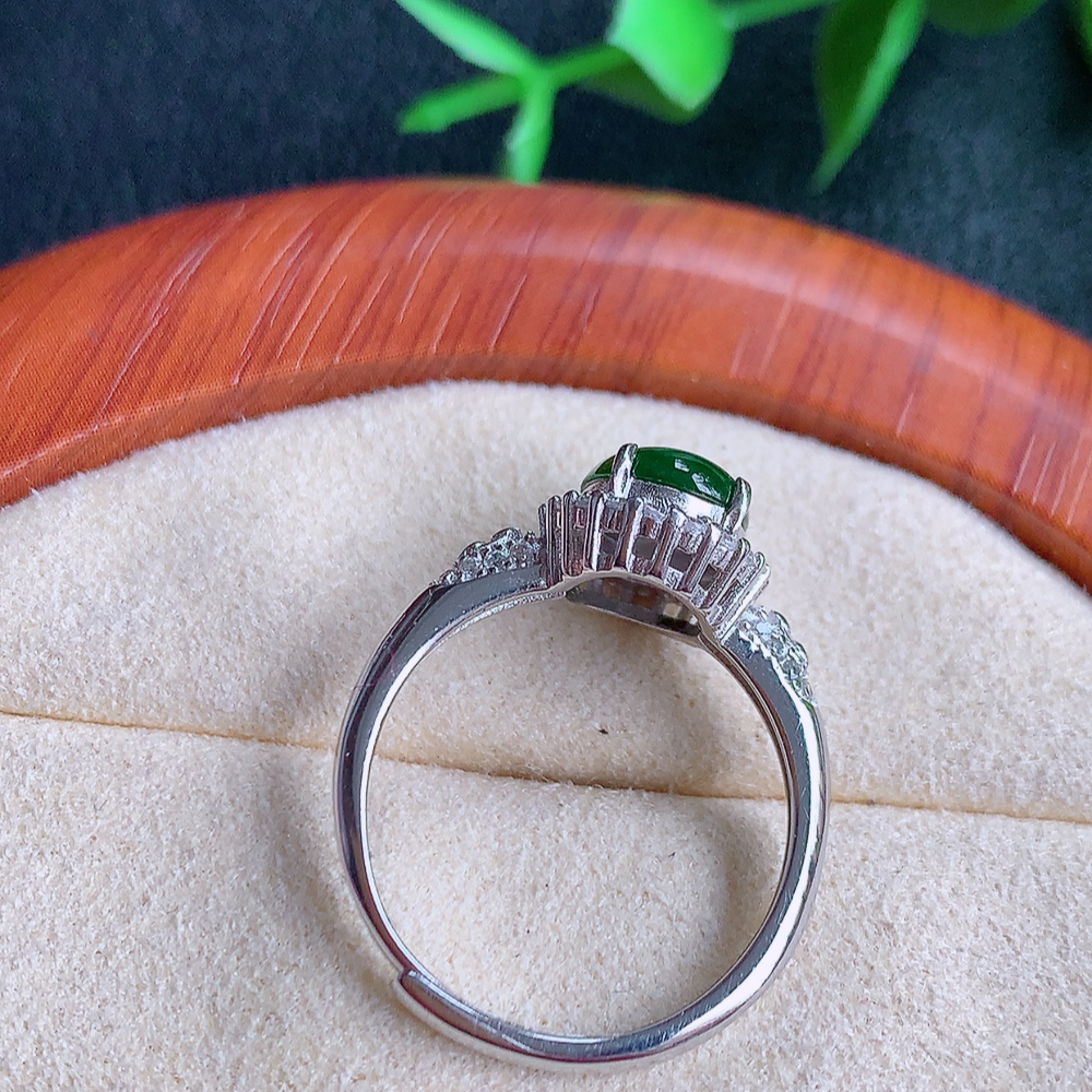 冰润满绿蛋面翡翠戒指  玉质细腻  冰清玉润  飘花灵动  颜色漂亮  W502.9  内径尺寸：17mm  取一裸石尺寸：8.8-7mm