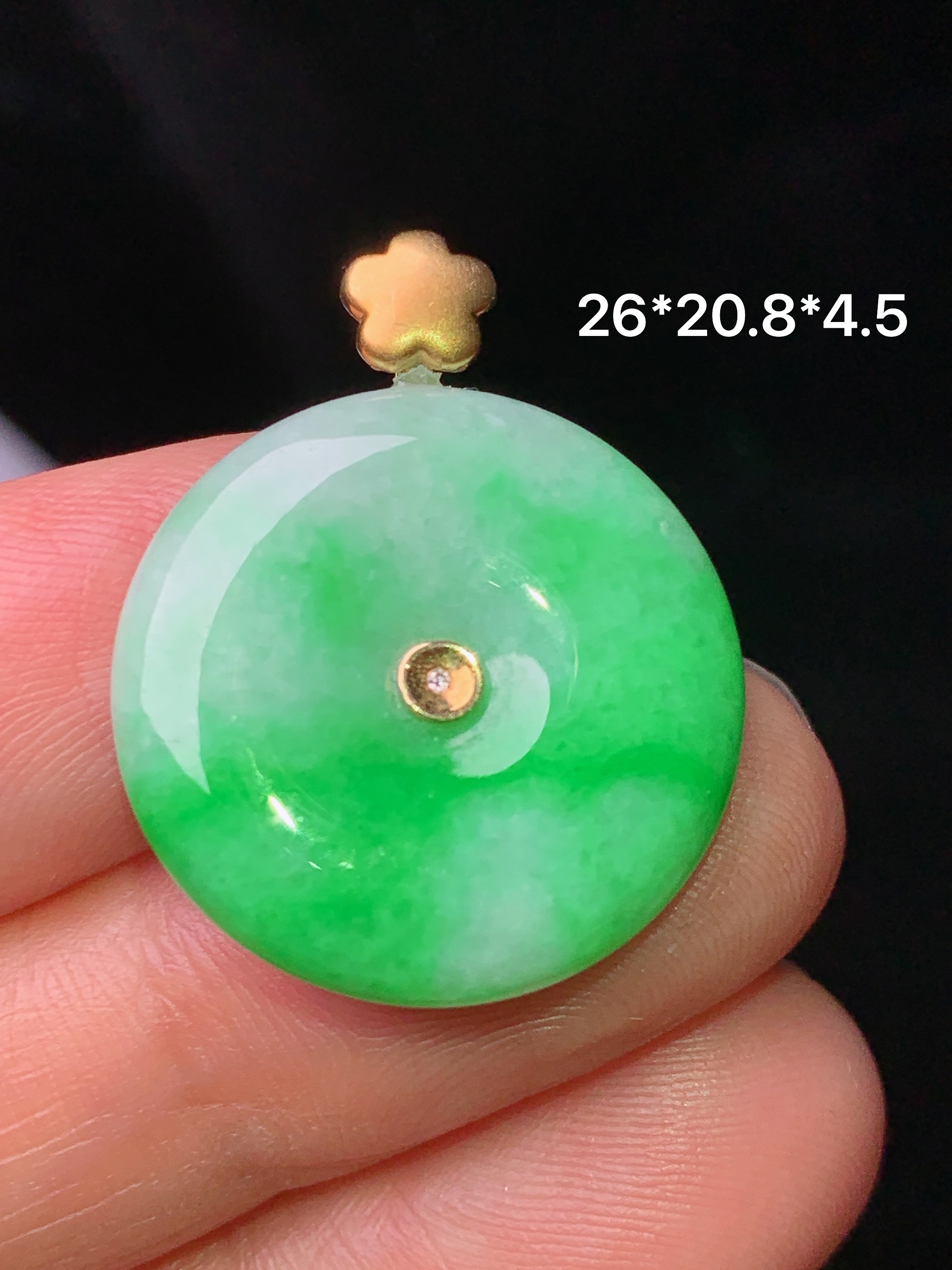 18k金镶嵌翠绿平安扣吊坠 玉质细腻 色泽艳丽 整体尺寸26*20.8*4.5b1