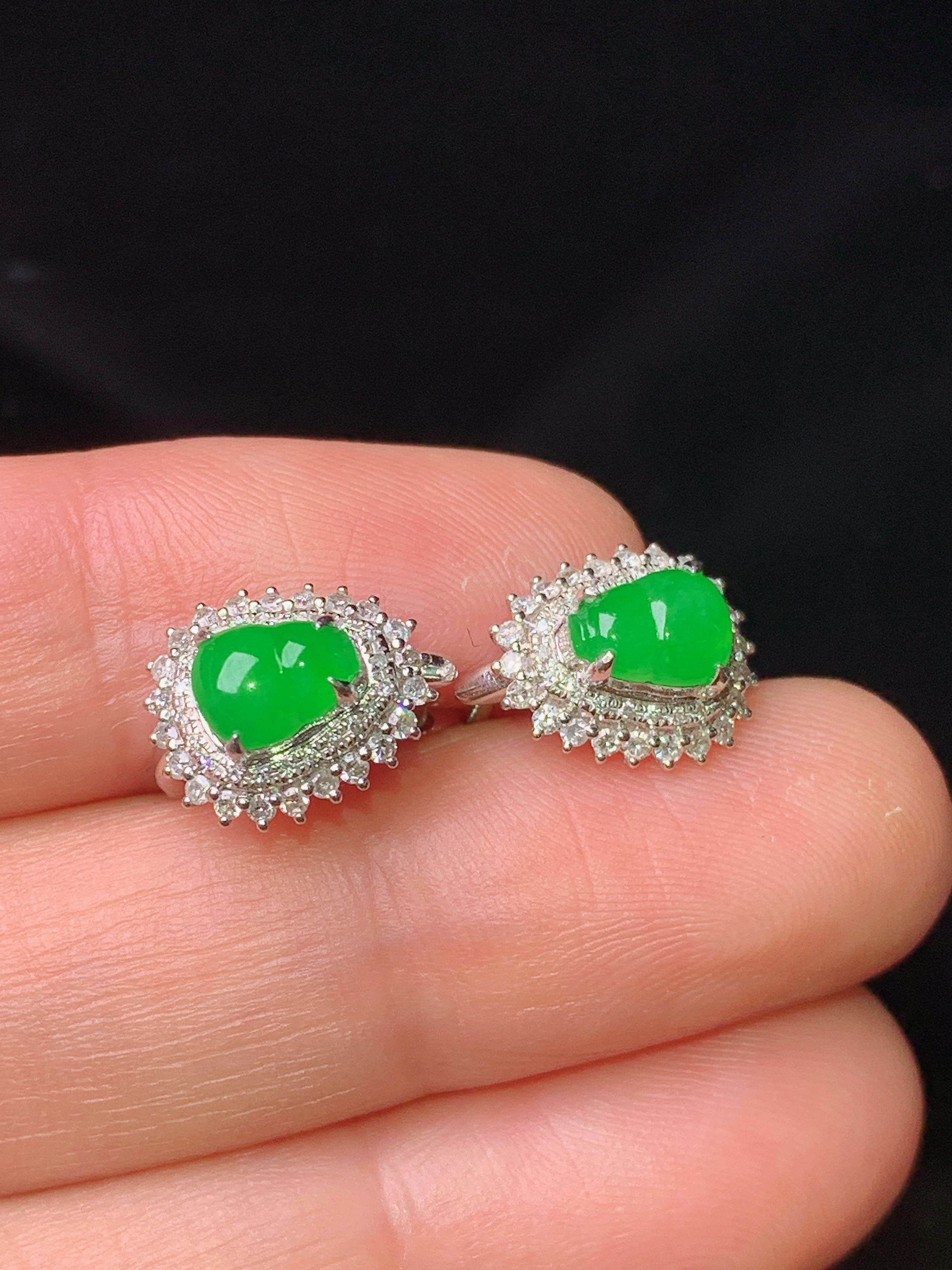 18k金钻镶嵌满绿葫芦耳钉 玉质细腻 色泽艳丽 整体尺寸11.2*9.6*5.2c2