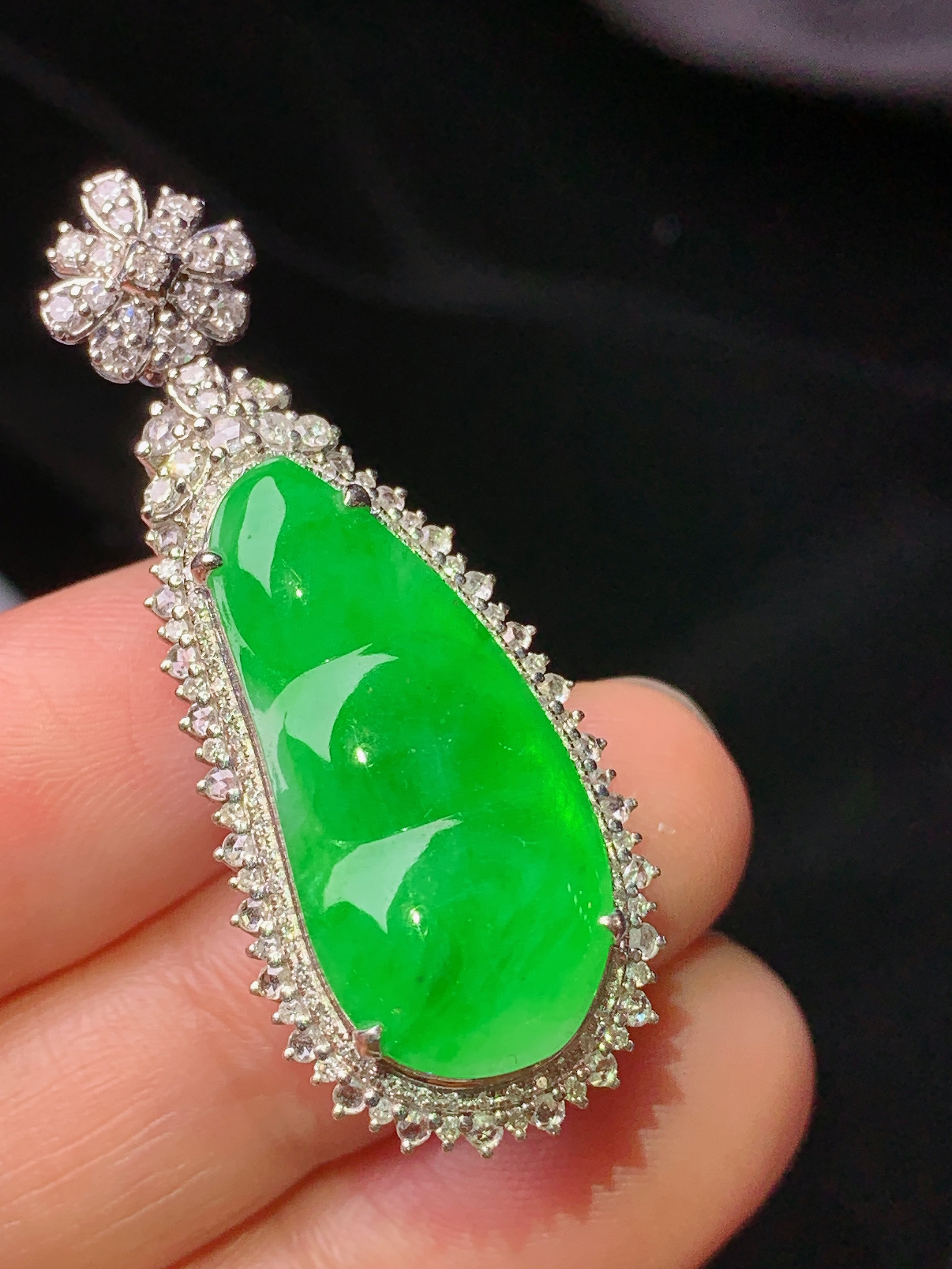 18k金钻镶嵌满绿四季豆吊坠 玉质细腻 色泽艳丽 整体尺寸42.2*16.5*10.8c2