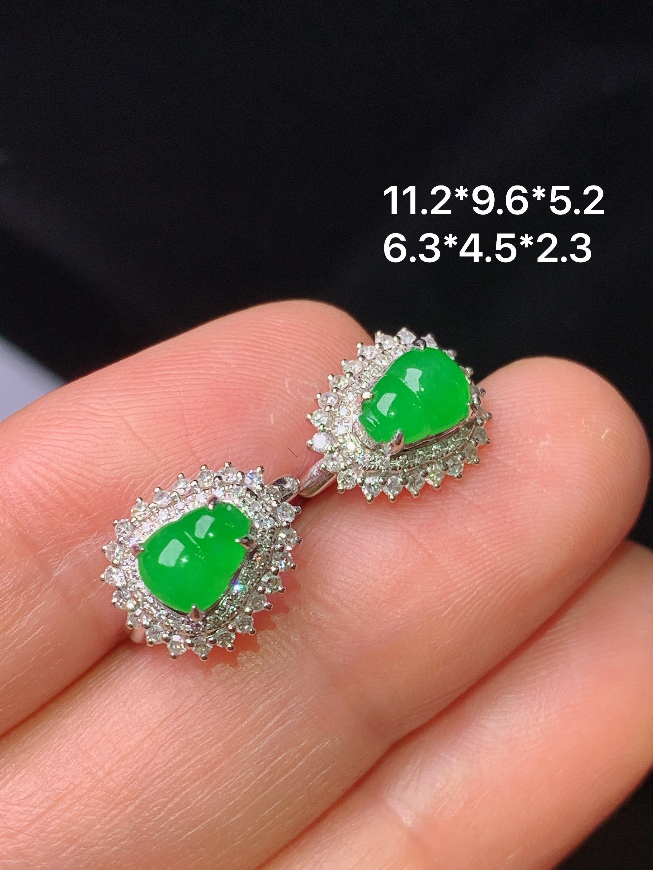 18k金钻镶嵌满绿葫芦耳钉 玉质细腻 色泽艳丽 整体尺寸11.2*9.6*5.2c2