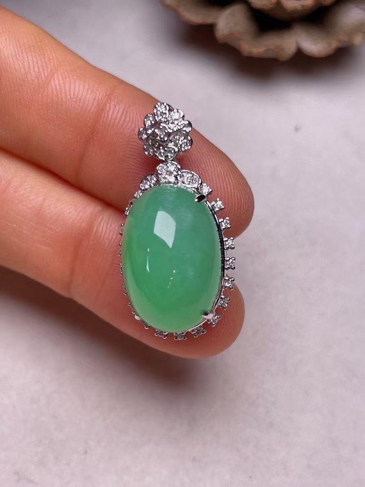 冰糯种满色蛋面吊坠、真金真钻镶嵌，种水好，玉质细腻 .裸石尺寸  17.3*11.6