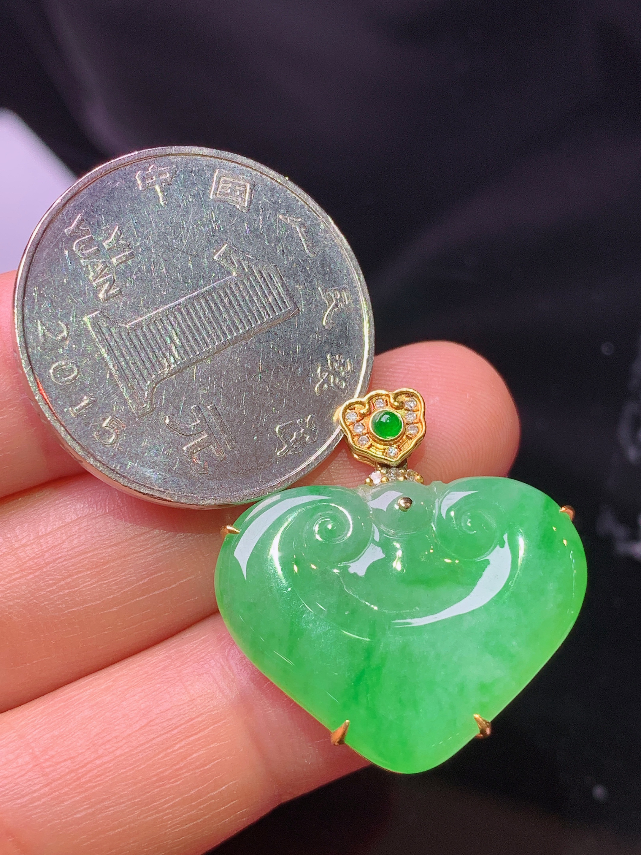 18k金钻镶嵌翠绿如意吊坠 玉质细腻 色泽艳丽 整体尺寸25.7*24.6*4.5z1