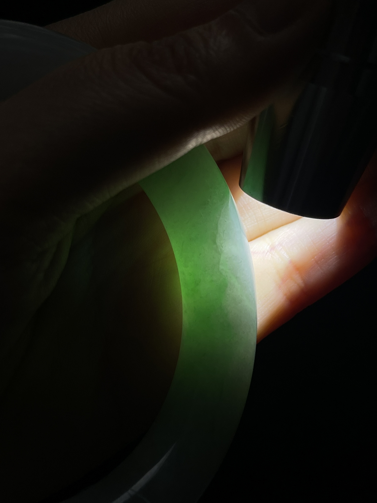 圆镯55.7圈口，翡翠冰糯种飘绿手镯