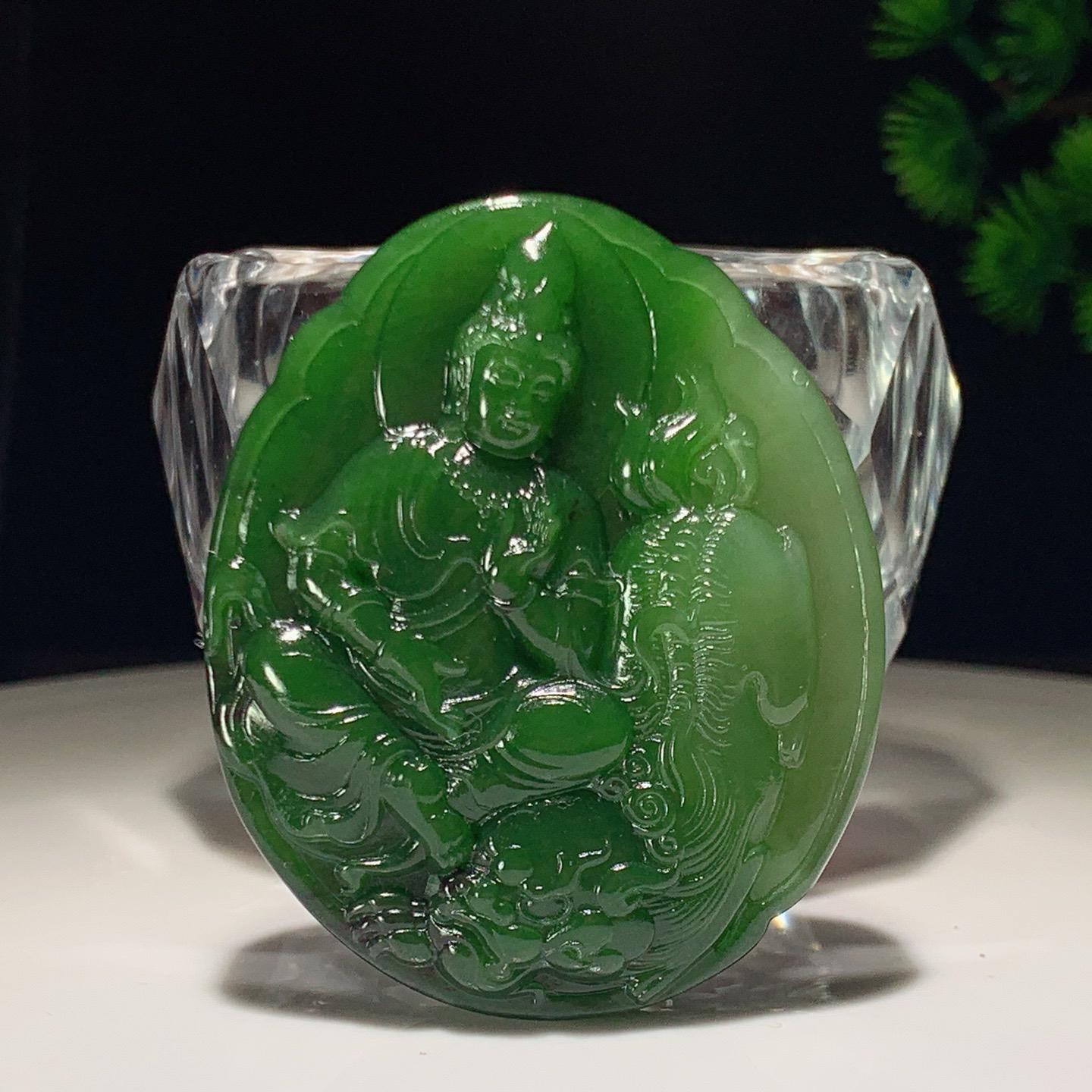 和田玉阳绿俄罗斯碧玉观音挂件。尺寸53/44/11重51克。玉质细腻油润。手推出油。佩戴高端典雅。l