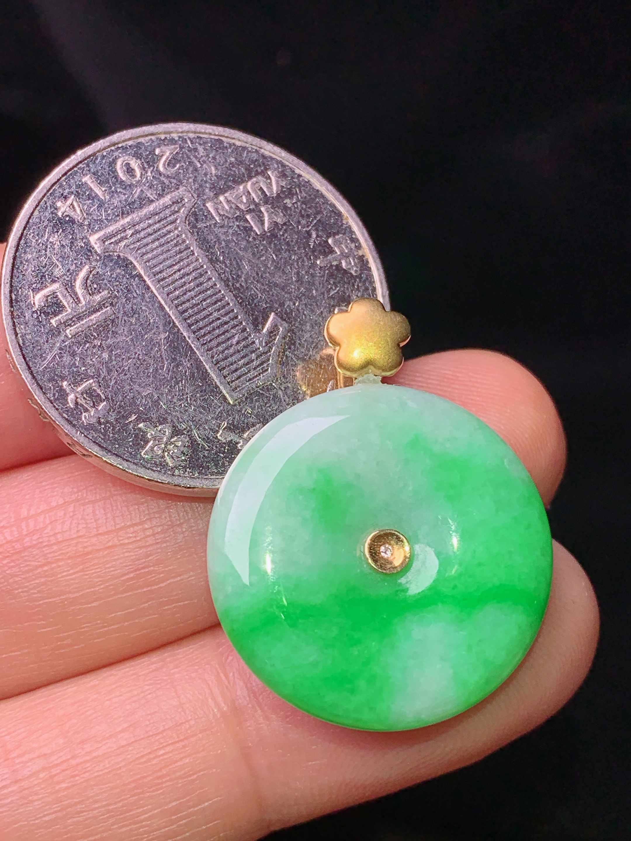 18k金镶嵌翠绿平安扣吊坠 玉质细腻 色泽艳丽 整体尺寸26*20.8*4.5b1