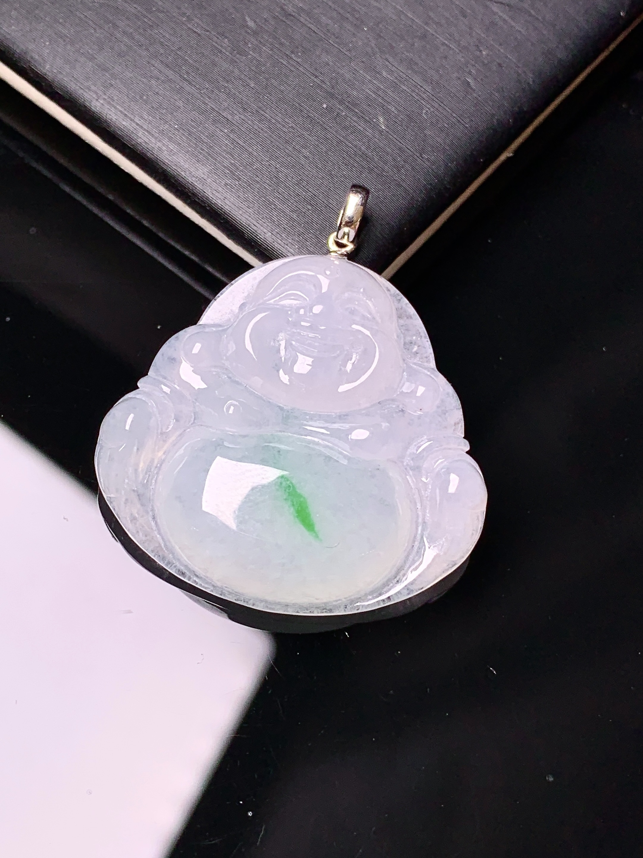 18k金镶嵌飘绿佛公吊坠 玉质细腻 色泽艳丽 整体尺寸33.7*29.3*5.8b2