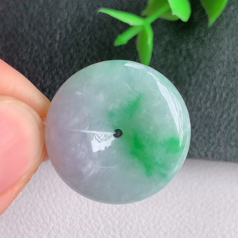 冰润飘花平安扣吊坠，厚装饱满，冰润剔透，细腻水足，种质润泽，飘花灵动，佩戴优雅大气，W49.9   尺寸：24-5.6mm