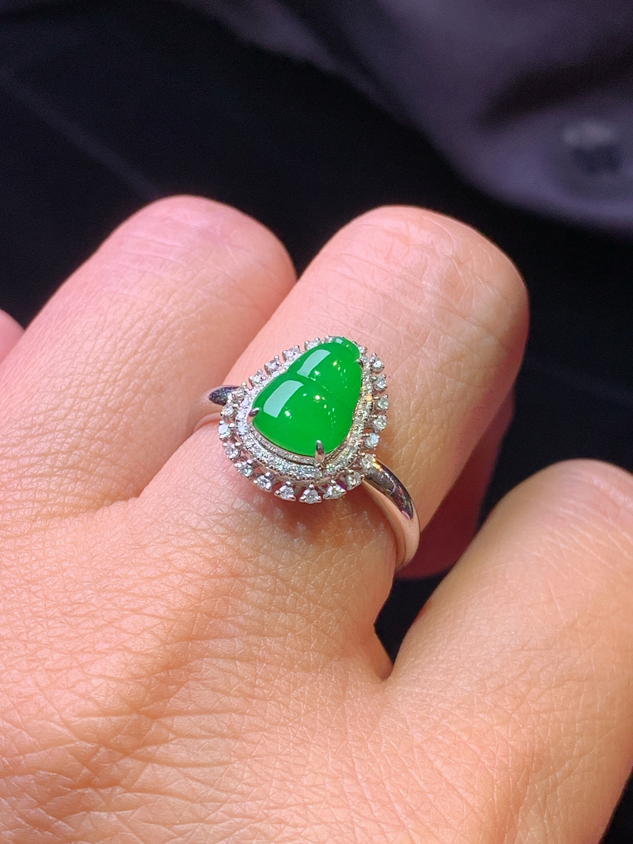 18k金钻镶嵌满绿葫芦戒指  玉质细腻 色泽艳丽 圈口13.5 整体尺寸13.6*11*7.5c2