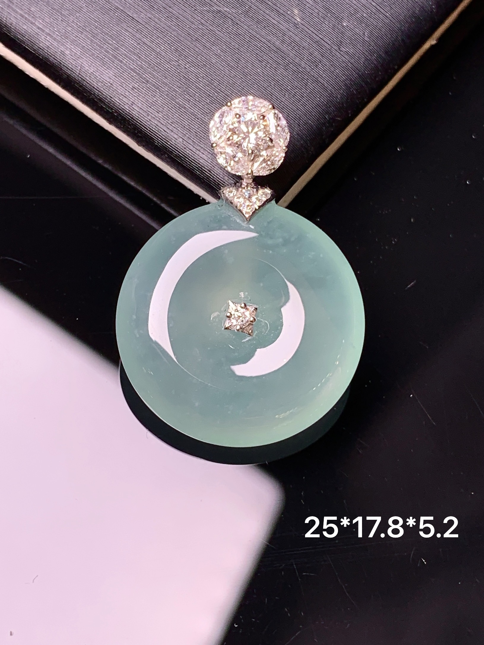 18k金钻镶嵌冰种平安扣吊坠 玉质细腻 色泽艳丽 整体尺寸25*17.8*5.2c1