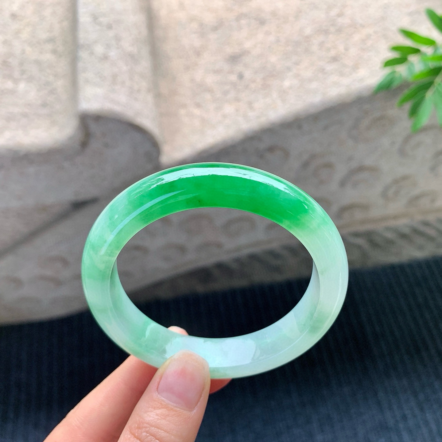 55/12.3/8.5冰糯飘辣绿，水润，种老，细腻，无纹裂！