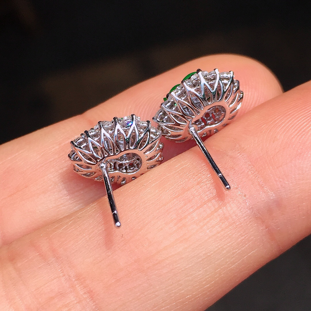 阳绿葫芦耳钉，色泽均匀艳丽，玉质细腻，荧光感超
强，饱满圆润，尽显优雅气质，18k
金豪华镶嵌