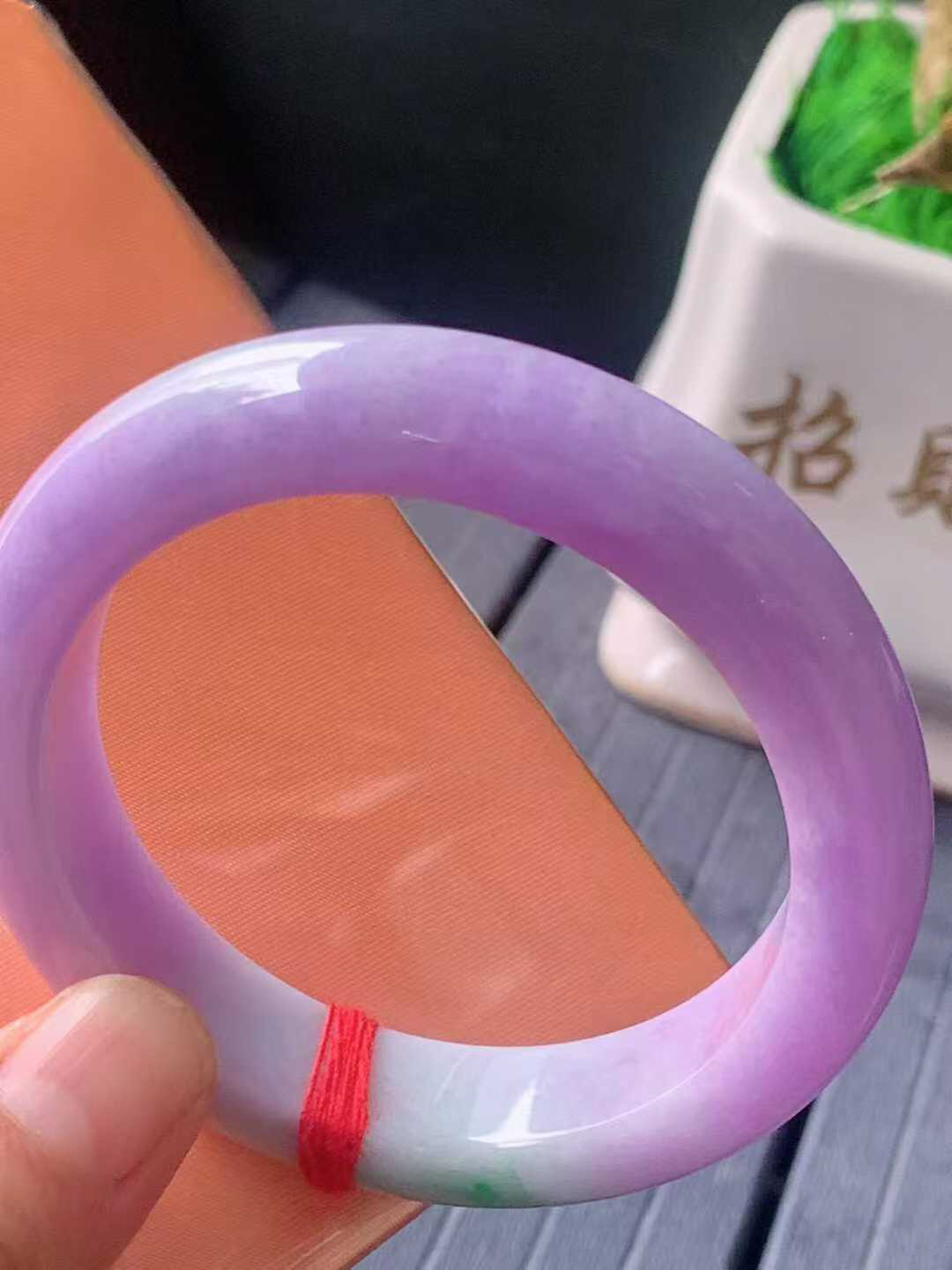 【翡翠名称】老坑种紫罗兰55.5正圈口手镯
【翡翠尺寸】55.5/13.4/9.2mm适合54.5-57正圈口佩戴
【翡翠描述】宝贝种老水足，玉质细腻，色泽靓丽，性价比高，佩戴效果好！
【其它赠送】权威证书/精美挂绳盒子/支持全国复检