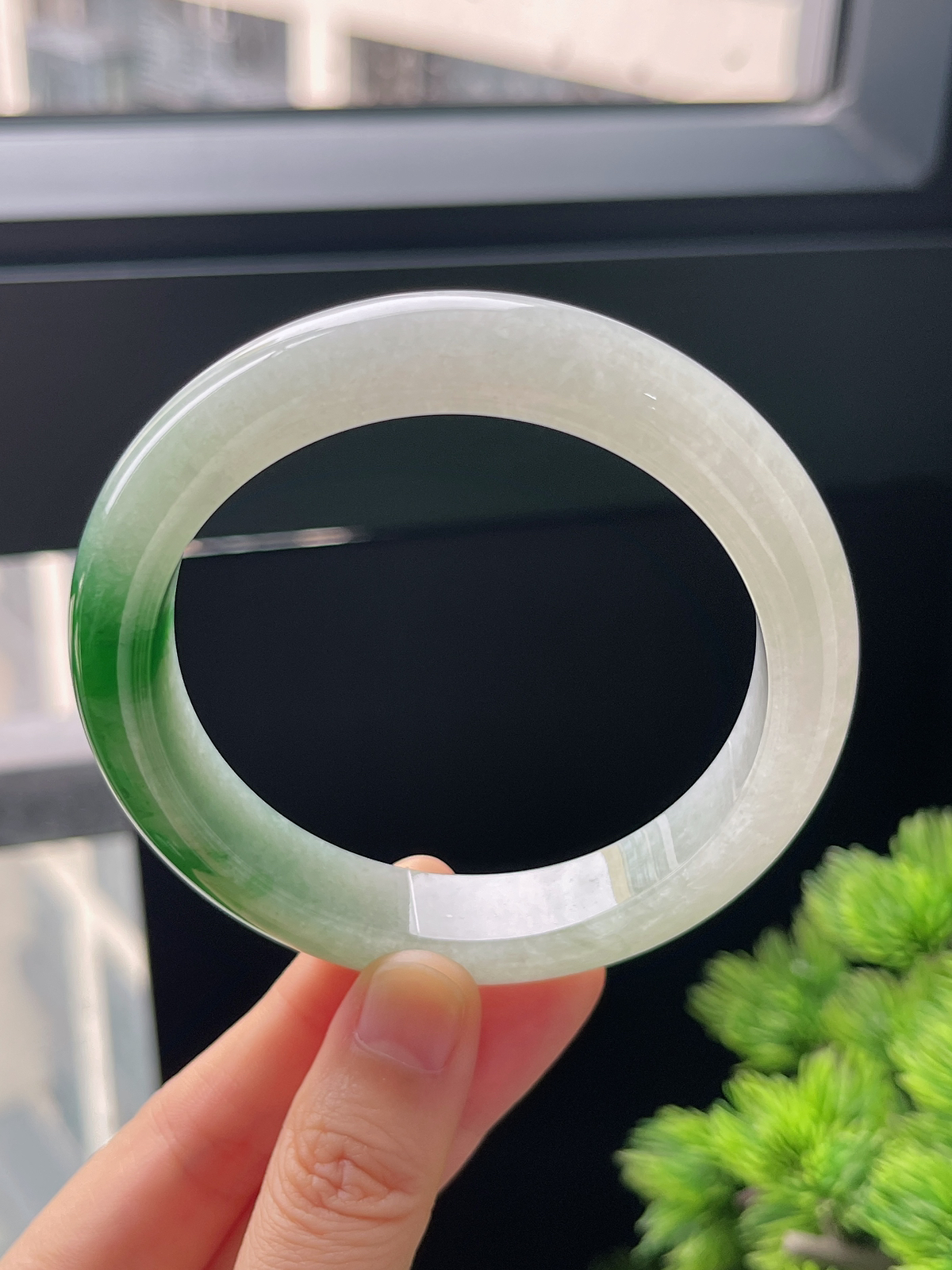 正圈60圈口，翡翠冰糯种飘绿手镯