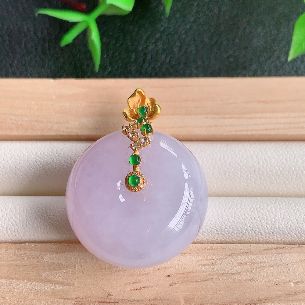 18k金伴钻冰润紫罗兰路路通翡翠吊坠  款式新颖时尚，日常百搭的款。满满的份量感，紫气东来，清秀高雅，上身效果优雅迷人！性价比超值  W142.9 整体尺寸：31.5-23.5-12.6mm   裸石尺寸：23.5-12.6mm