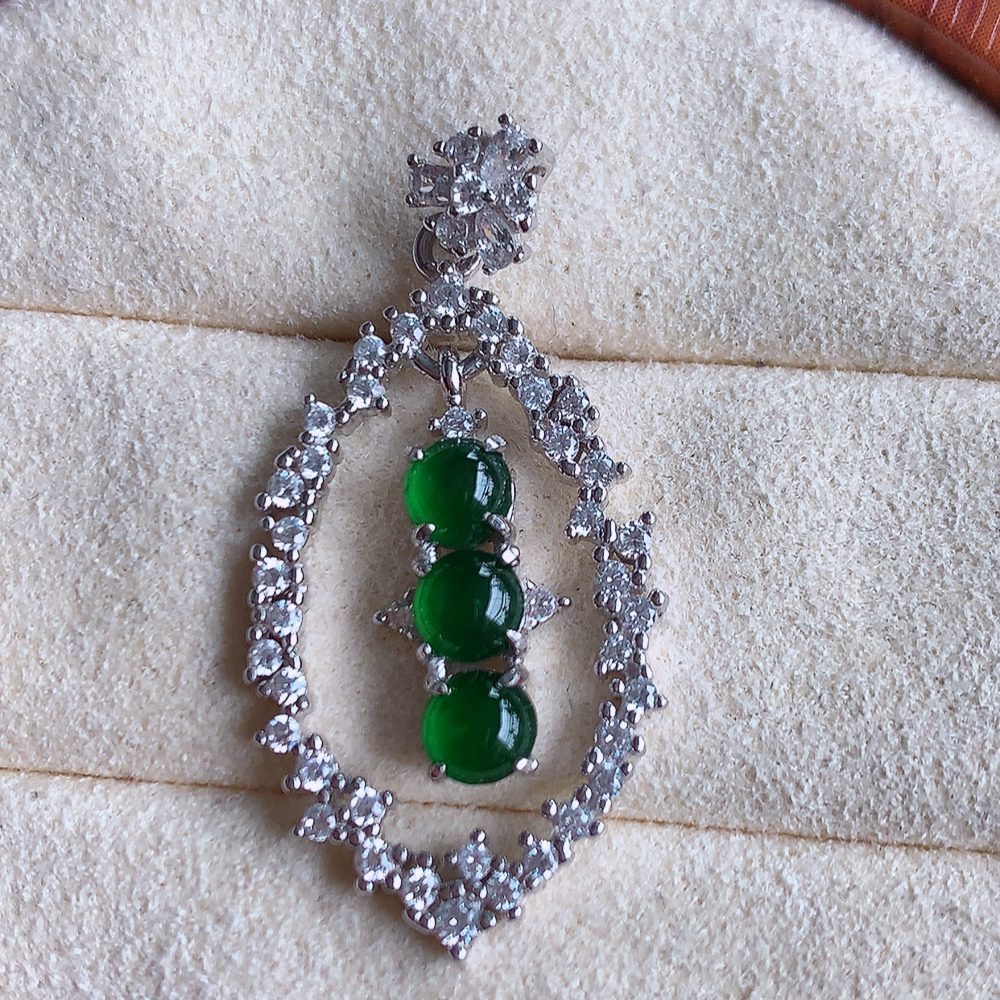 冰润飘绿圆珠翡翠吊坠，质地细腻，清秀高雅，饱满圆润  款式大方经典，颜色鲜艳，沁人心脾，高质量精品   W502.9  整体尺寸：32.8-15.8-4mm   裸石尺寸：4mm