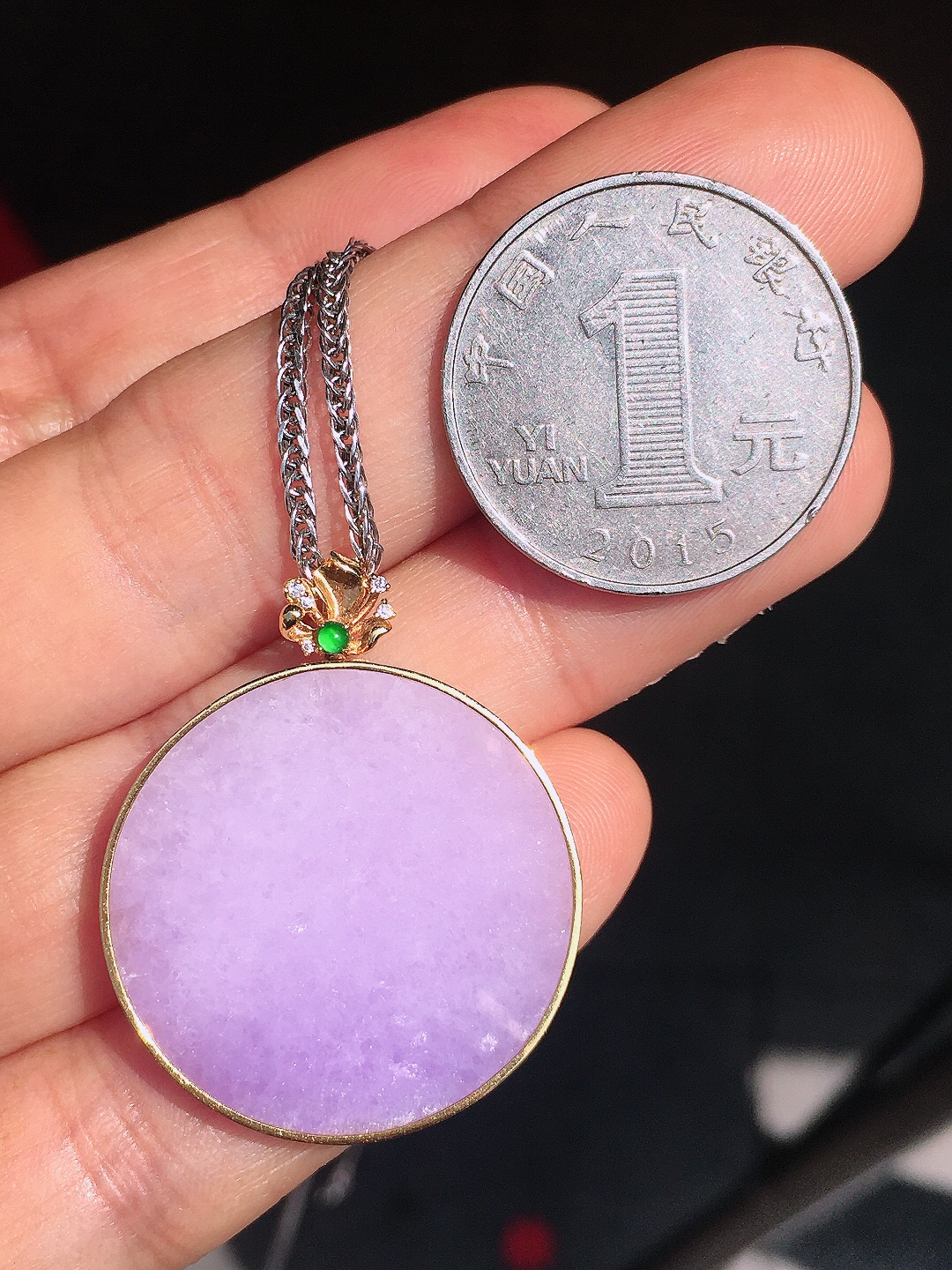 紫罗兰平安扣吊坠，色泽均匀艳丽，玉质细腻，荧光感超
强，饱满圆润，尽显优雅气质，18k
金豪华镶嵌