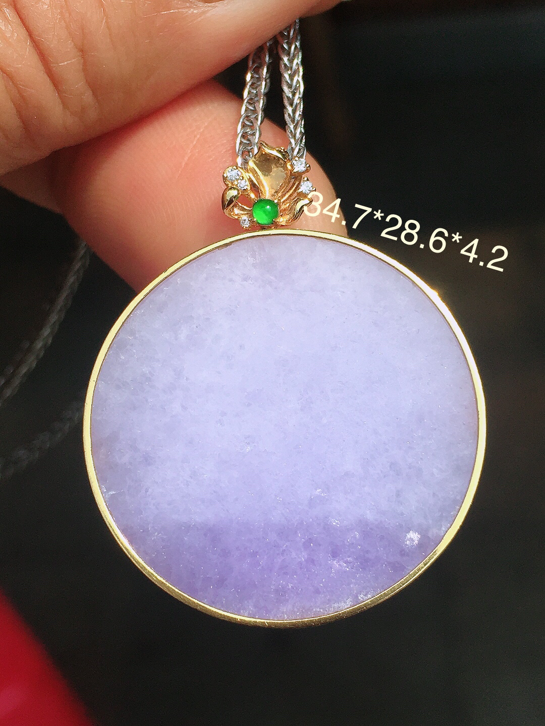 紫罗兰平安扣吊坠，色泽均匀艳丽，玉质细腻，荧光感超
强，饱满圆润，尽显优雅气质，18k
金豪华镶嵌