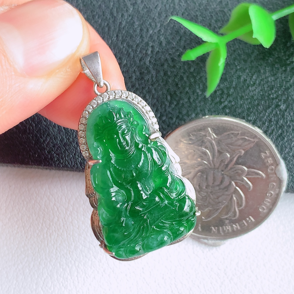 满绿精雕观音吊坠，法相端庄大气，工艺精湛，种色浓郁，细腻饱满冰润，种老水足，收藏佳品，佩戴大气  925银镶  W49.9   整体尺寸：30.5-18.5-6.2mm  裸石尺寸：26-16mm