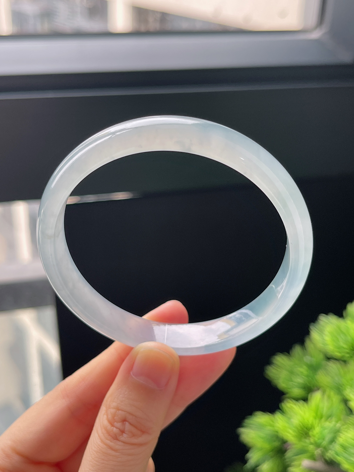 正圈58.5圈口，翡翠冰种淡蓝色手镯