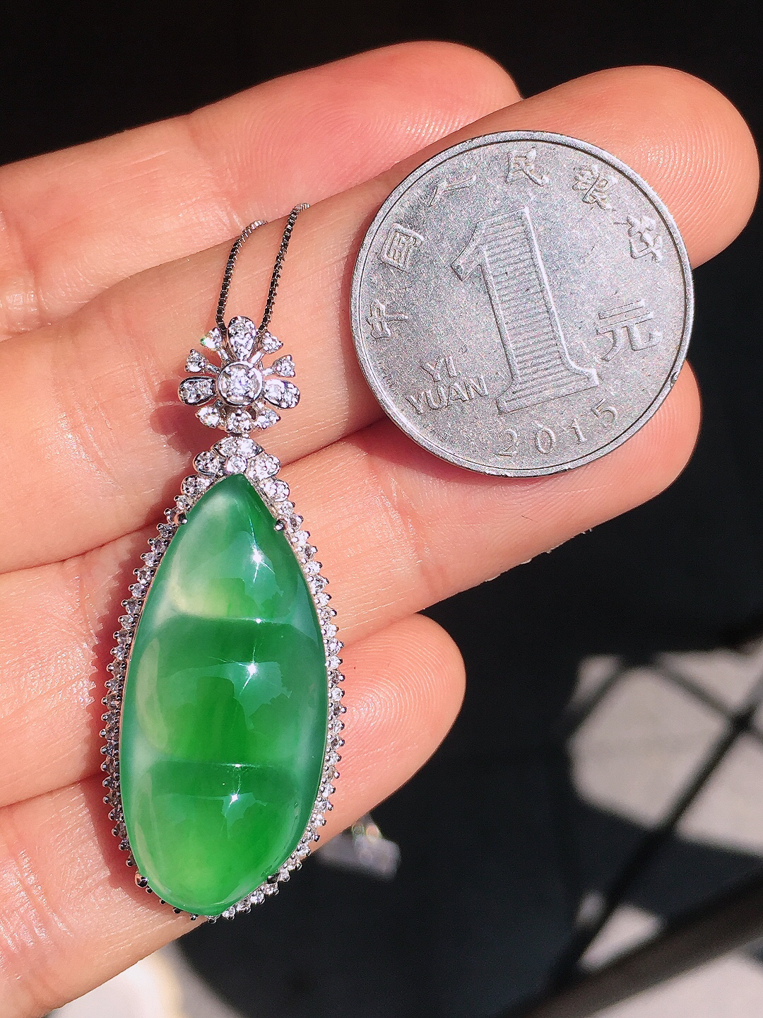 阳绿福豆吊坠，色泽均匀艳丽，玉质细腻，荧光感超
强，饱满圆润，尽显优雅气质，18k
金豪华镶嵌