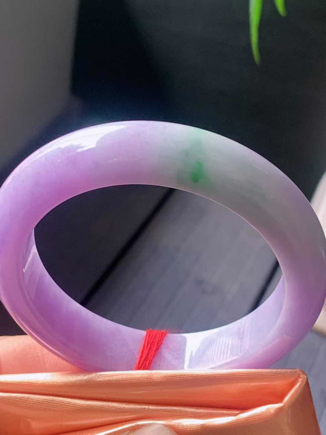 【翡翠名称】老坑种紫罗兰55.5正圈口手镯
【翡翠尺寸】55.5/13.4/9.2mm适合54.5-57正圈口佩戴
【翡翠描述】宝贝种老水足，玉质细腻，色泽靓丽，性价比高，佩戴效果好！
【其它赠送】权威证书/精美挂绳盒子/支持全国复检