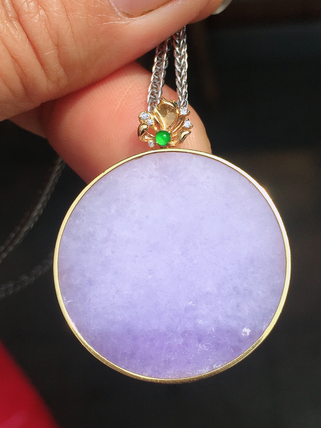 紫罗兰平安扣吊坠，色泽均匀艳丽，玉质细腻，荧光感超
强，饱满圆润，尽显优雅气质，18k
金豪华镶嵌