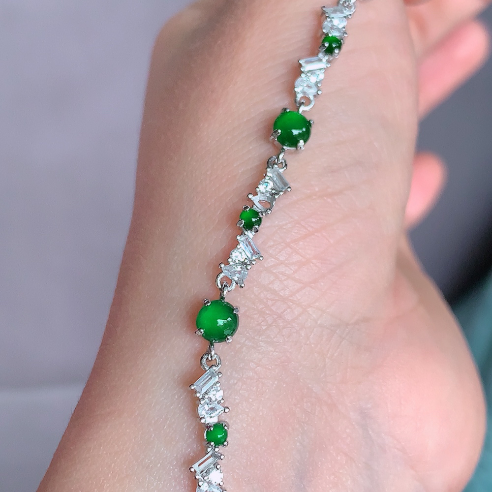 冰润翡翠满绿蛋面手链，水水润润，珠圆玉润，颜色鲜艳，妙明清净，清秀高雅，佩戴效果优雅迷人！性价比超值