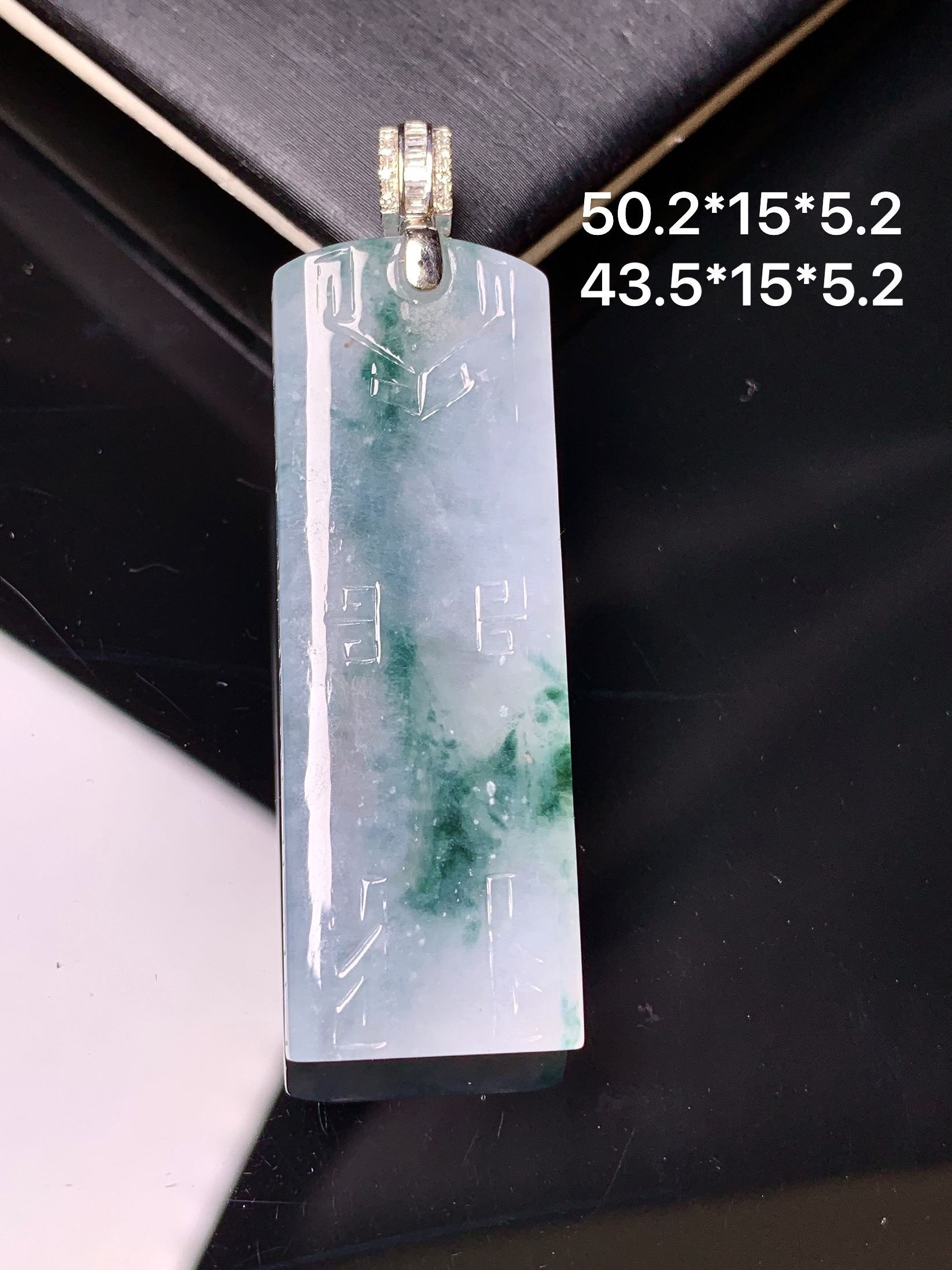 18k金钻镶嵌飘绿无事牌吊坠 玉质细腻 色泽艳丽 整体尺寸50.2*15*5.2b1