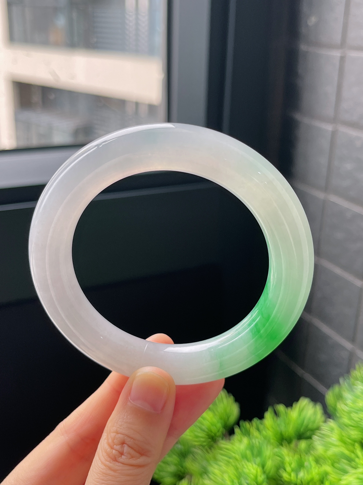 圆镯55.7圈口，翡翠冰糯种飘绿手镯