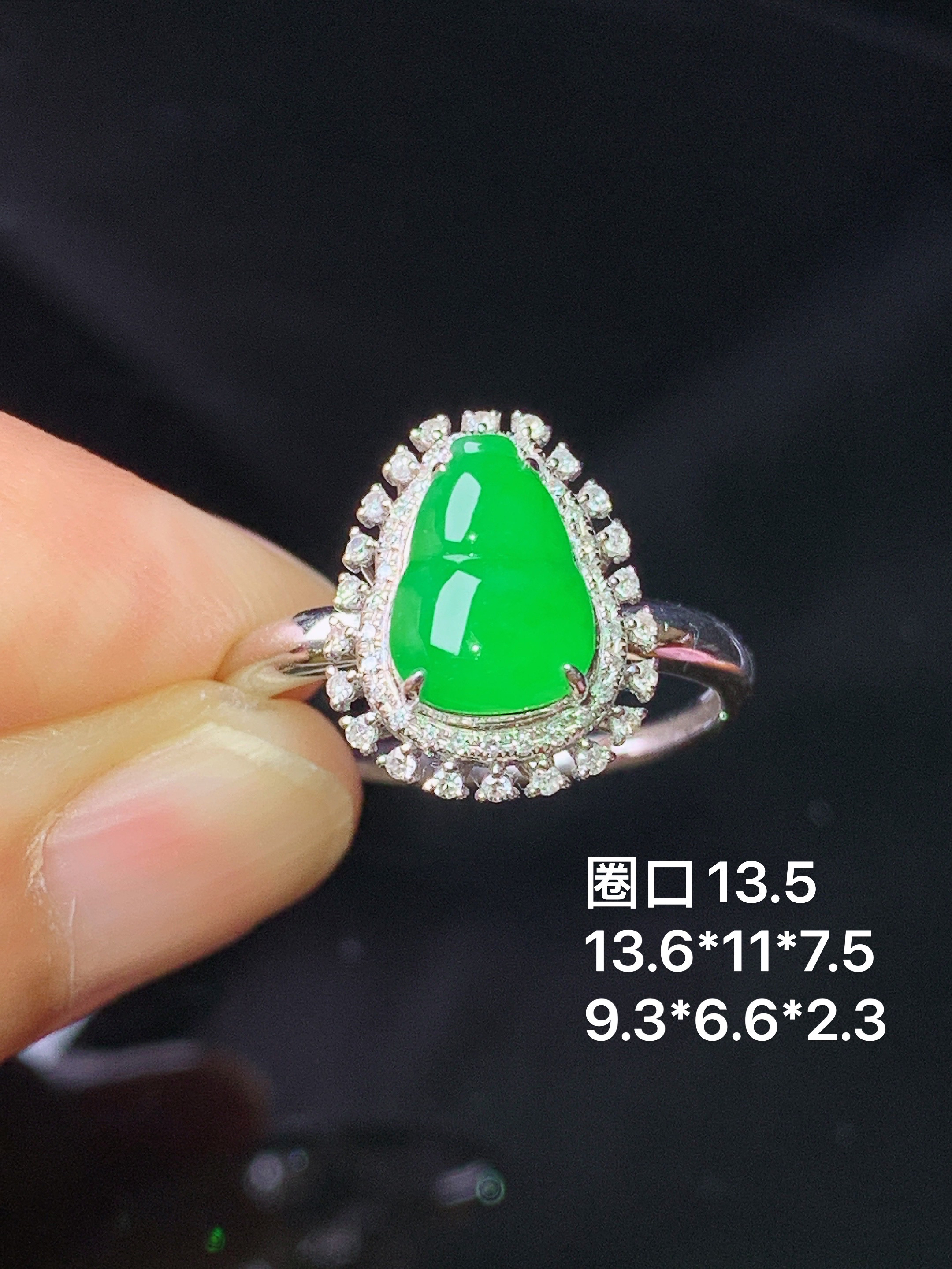 18k金钻镶嵌满绿葫芦戒指  玉质细腻 色泽艳丽 圈口13.5 整体尺寸13.6*11*7.5c2