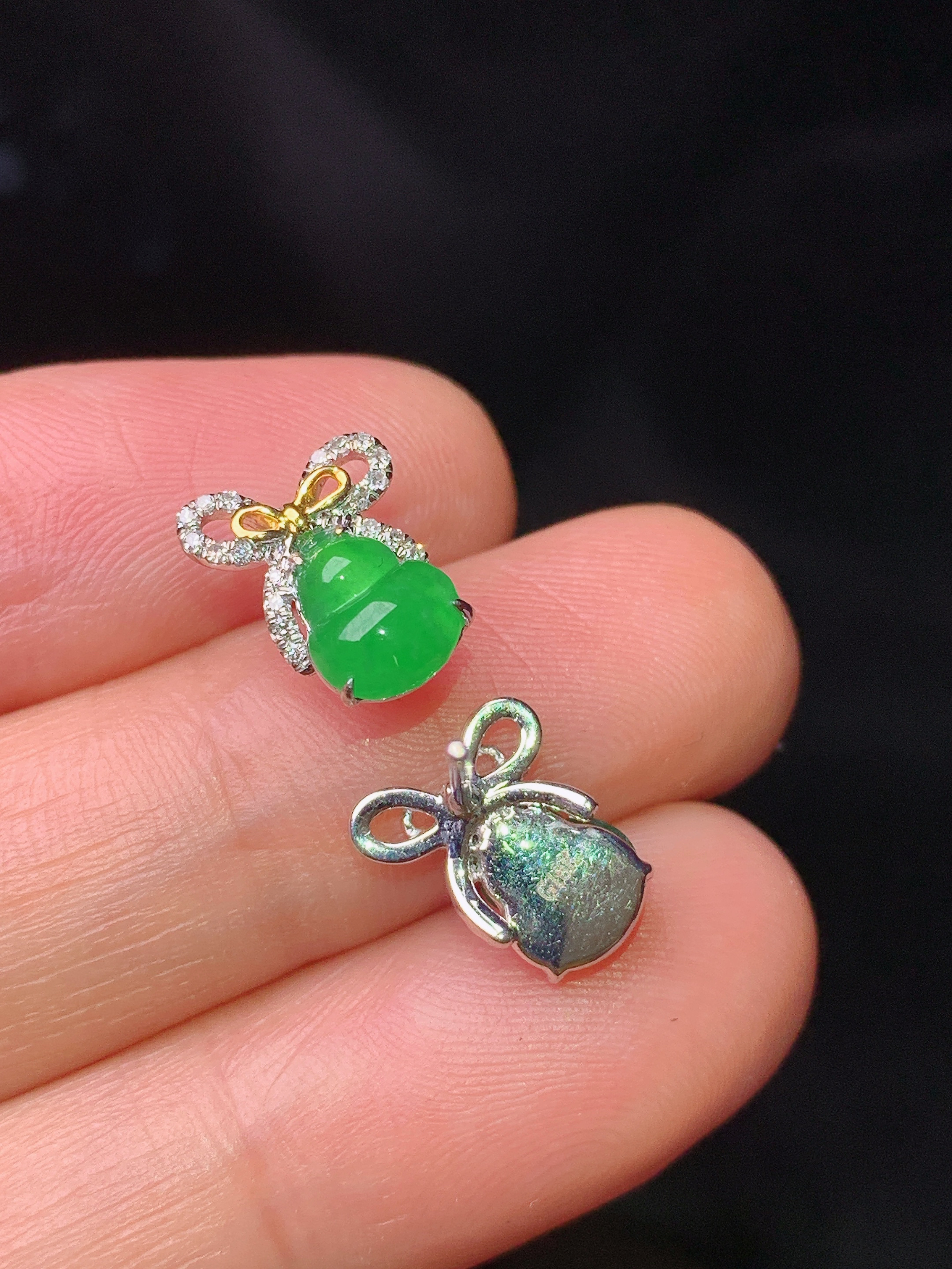 18k金钻镶嵌满绿葫芦耳钉 玉质细腻 色泽艳丽 整体尺寸10*8.5*3yz