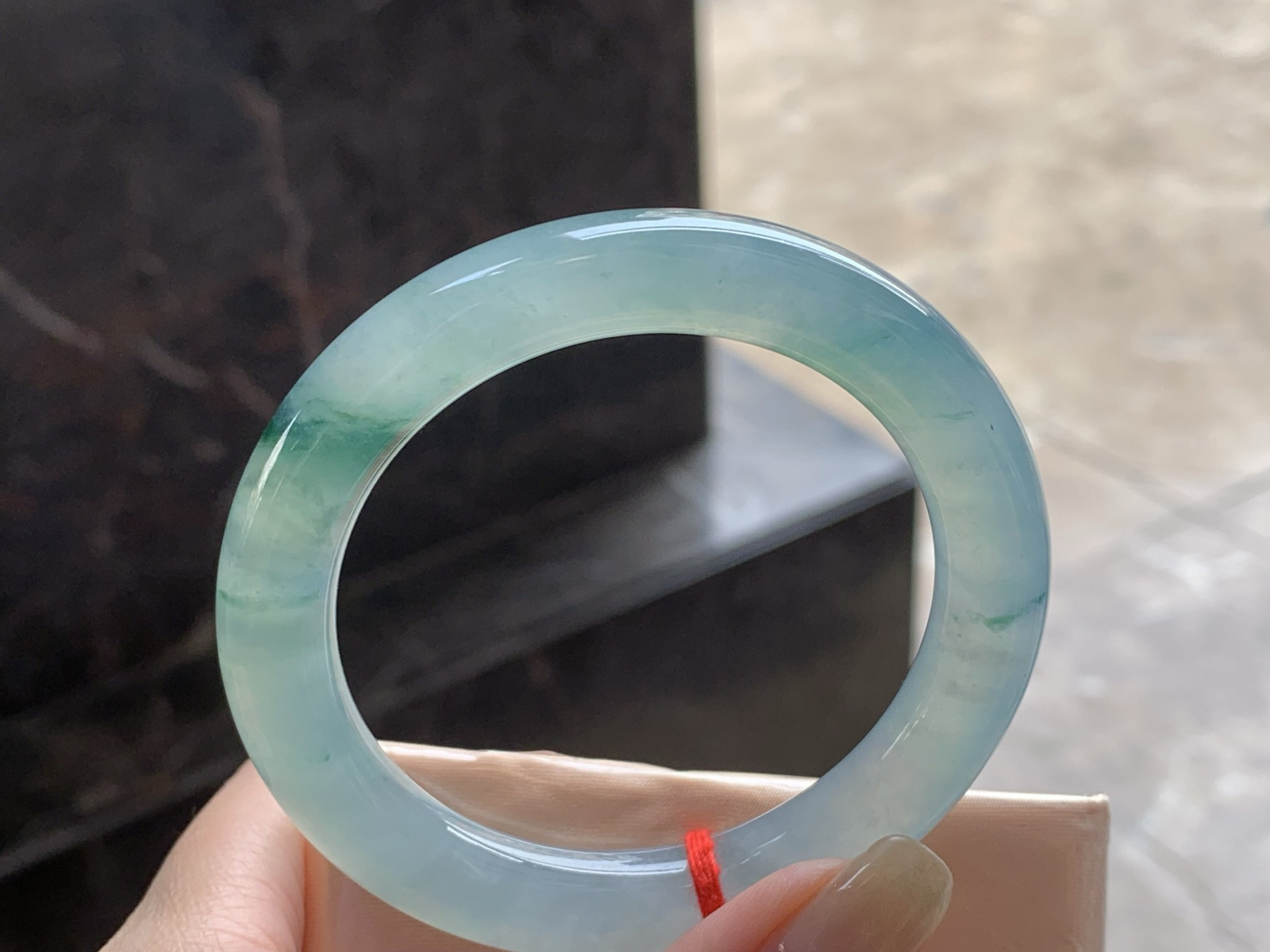 53-9.8

冰种飘花圆条手镯^_^ 种好水足