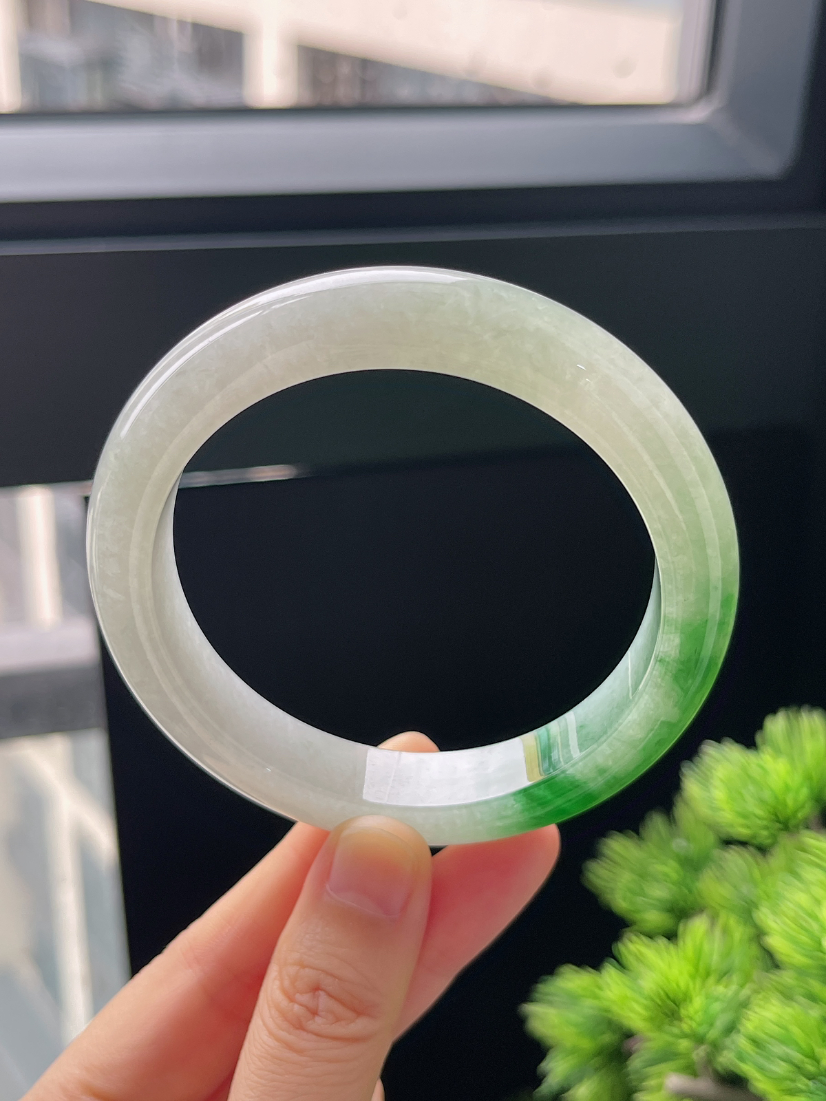 正圈60圈口，翡翠冰糯种飘绿手镯