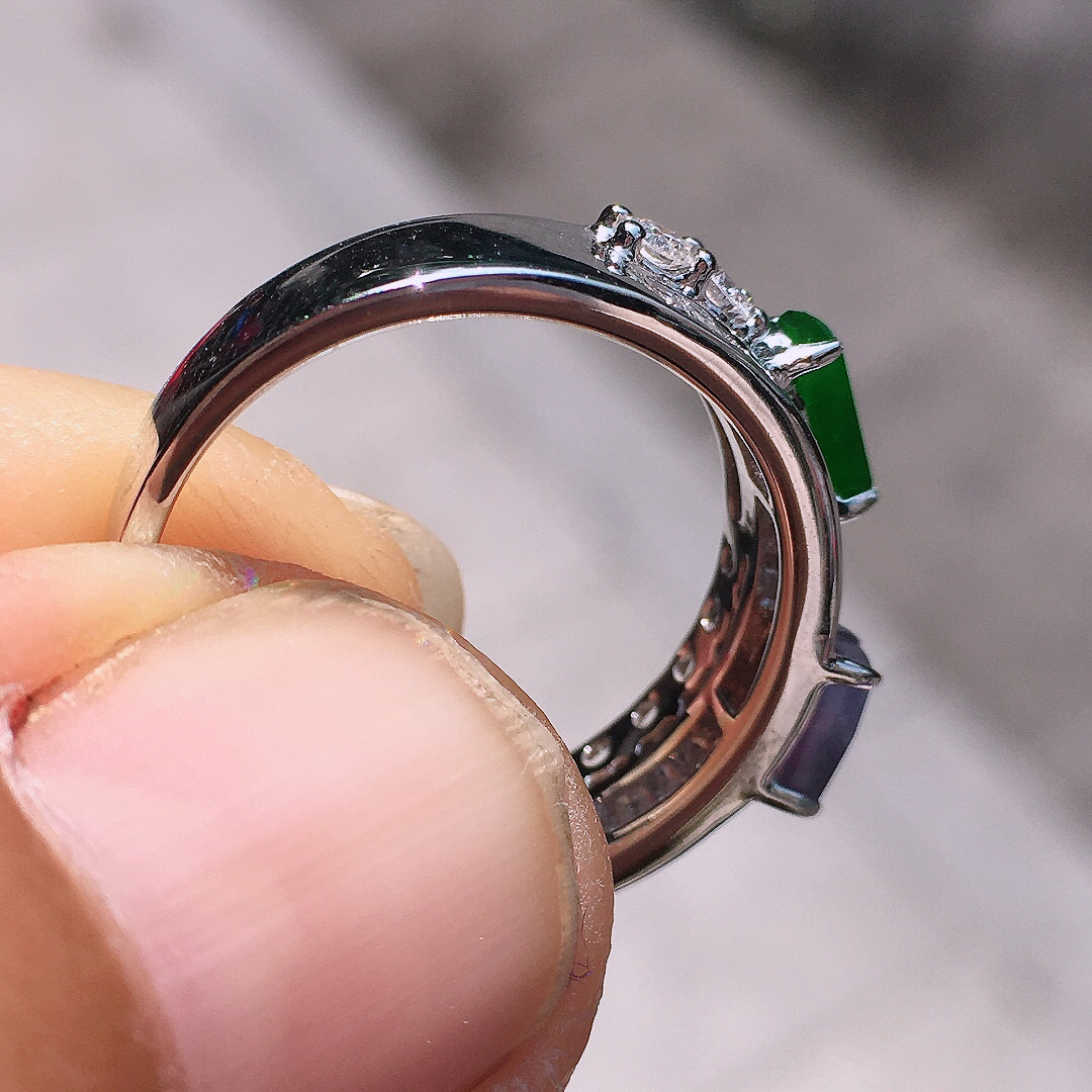 （紫+绿）二合一戒指，色泽均匀艳丽，玉质细腻，荧光感超
强，饱满圆润，尽显优雅气质，18k
金豪华镶嵌