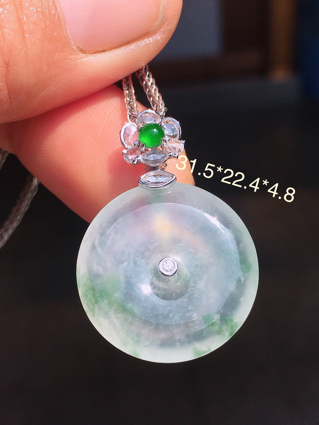 冰飘花平安扣吊坠，色泽艳丽，玉质细腻，荧光感超
强，饱满圆润，尽显优雅气质，18k
金豪华镶嵌