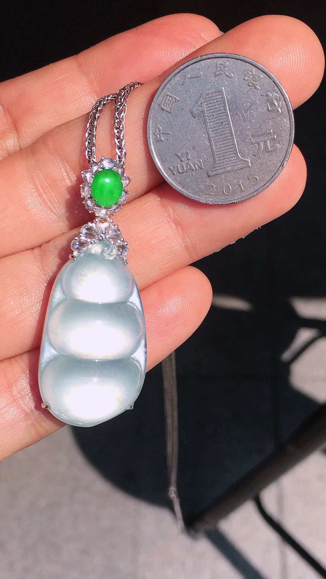 冰种福豆吊坠，玉质细腻，荧光感超
强，饱满圆润，尽显优雅气质，18k
金豪华镶嵌