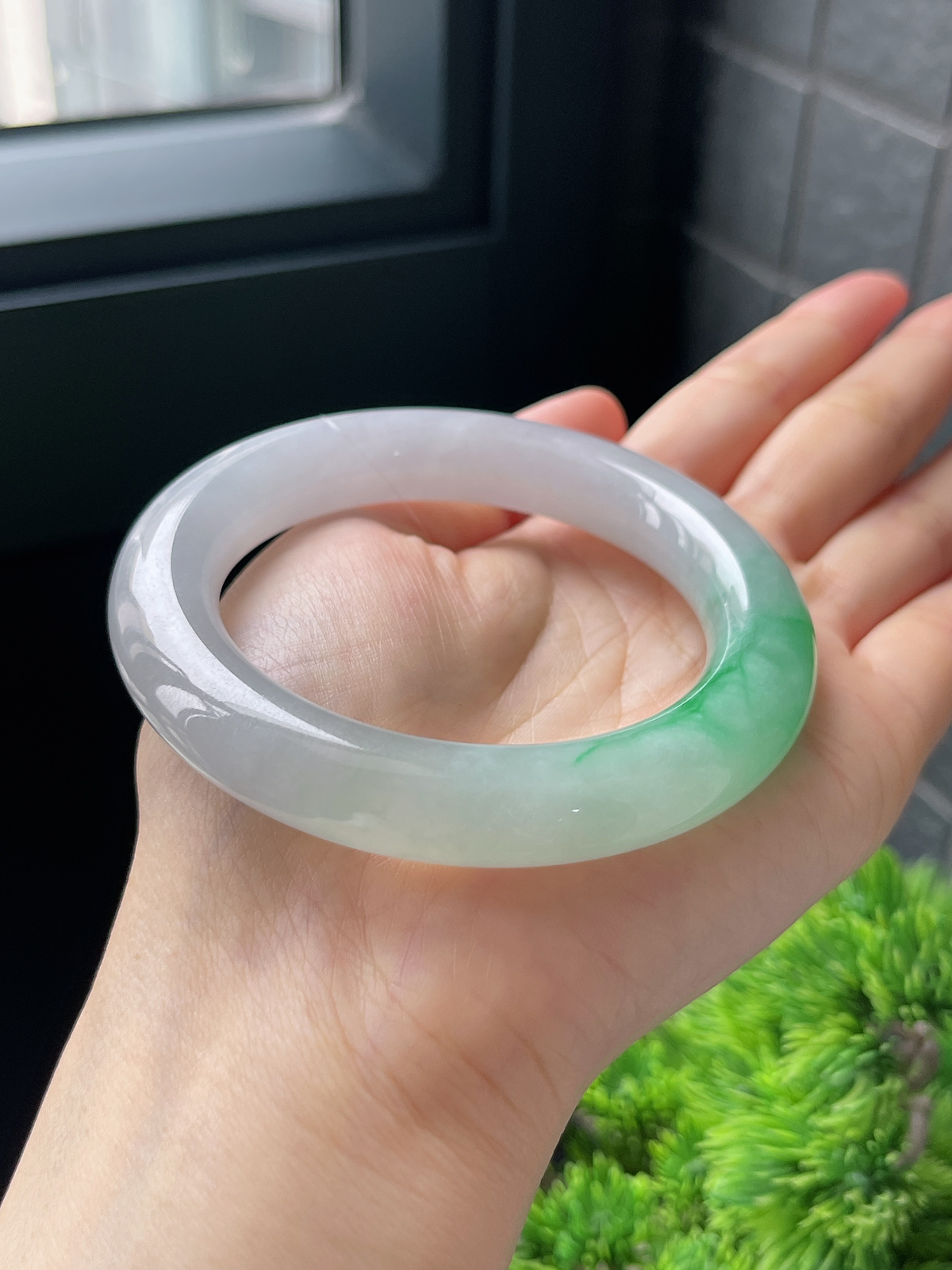 圆镯55.7圈口，翡翠冰糯种飘绿手镯