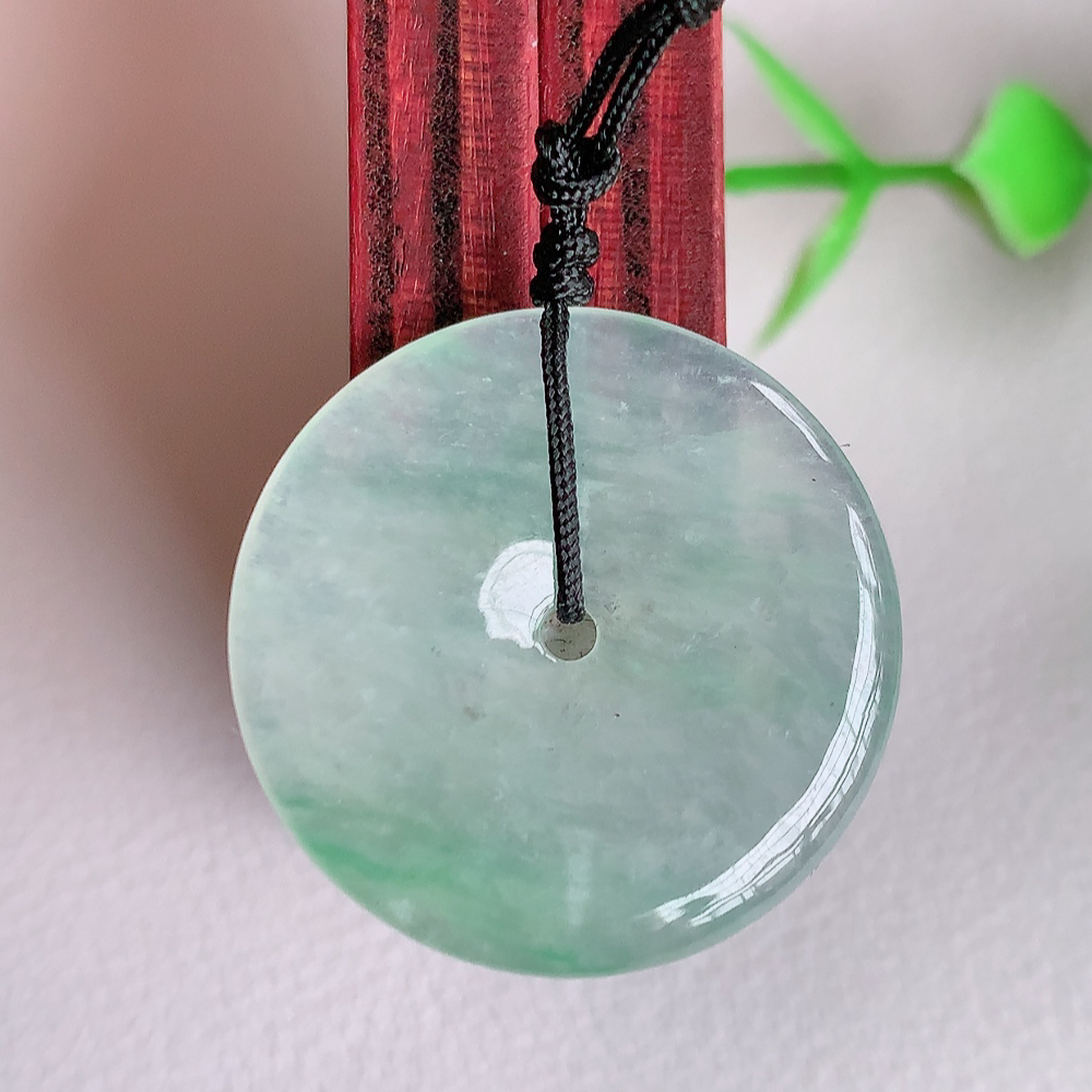 冰润飘花平安扣吊坠，厚装饱满，冰润剔透，细腻水足，种质润泽，飘花灵动，佩戴优雅大气，W141.9   尺寸：23.5-3.6mm