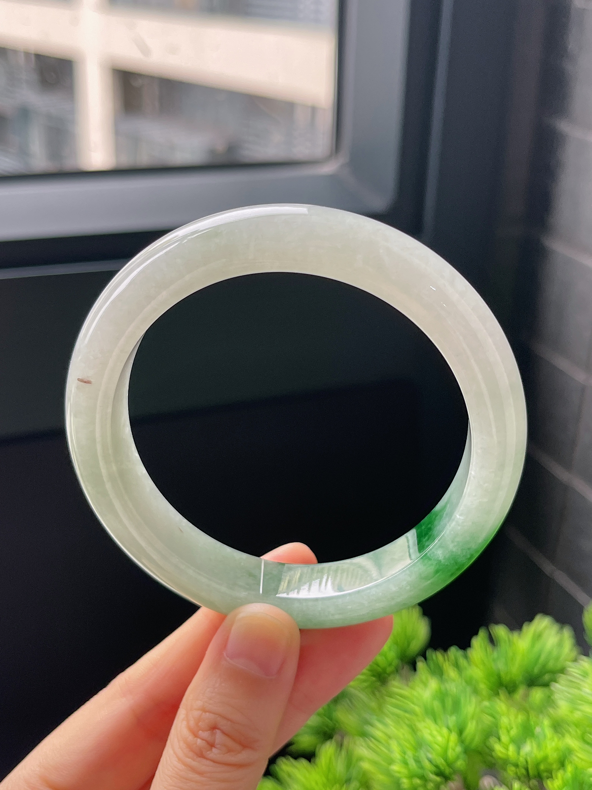 正圈60圈口，翡翠冰糯种飘绿手镯