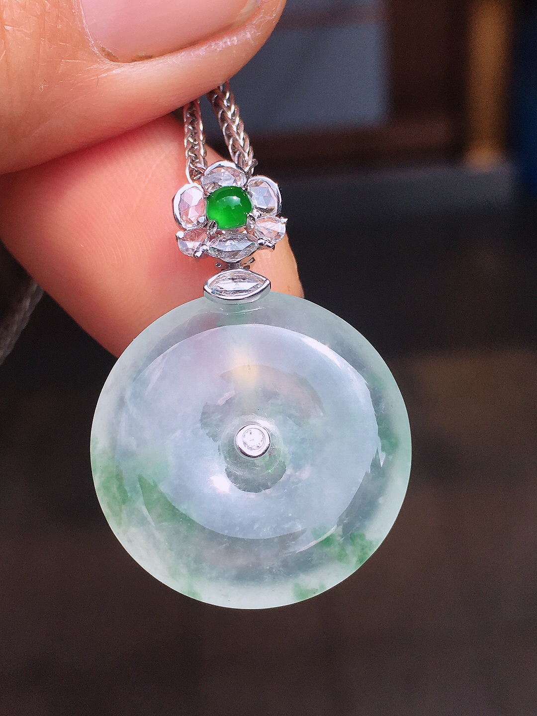 冰飘花平安扣吊坠，色泽艳丽，玉质细腻，荧光感超
强，饱满圆润，尽显优雅气质，18k
金豪华镶嵌