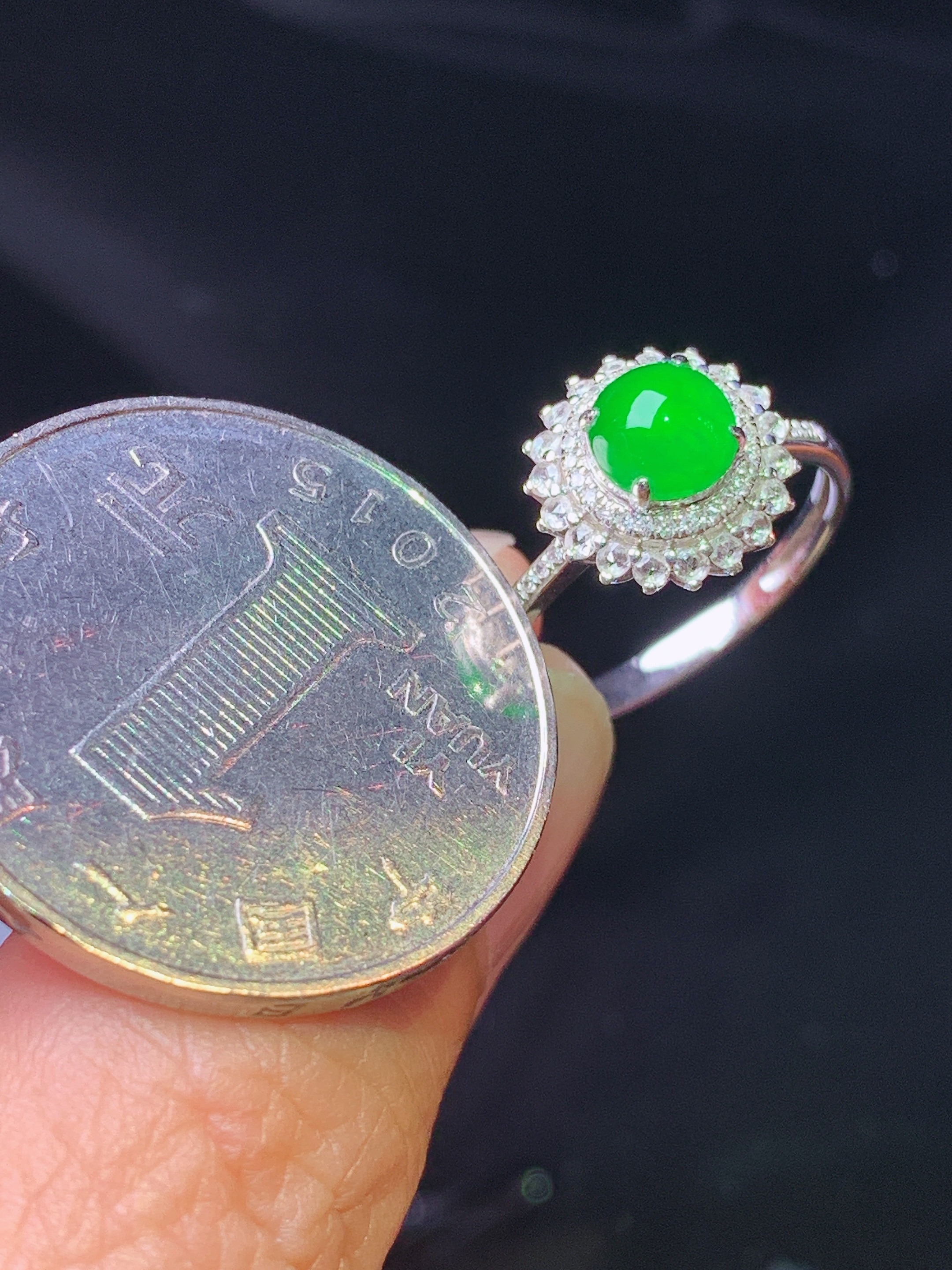 18k金钻镶嵌满绿蛋面戒指 玉质细腻 色泽艳丽 圈口13 整体尺寸10.5*7.8c2